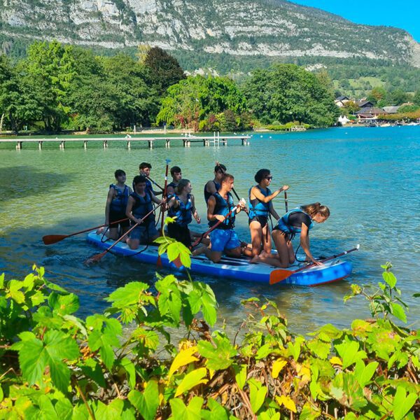 9 personnes sur un Paddle géant sur le Lac d'Annecy