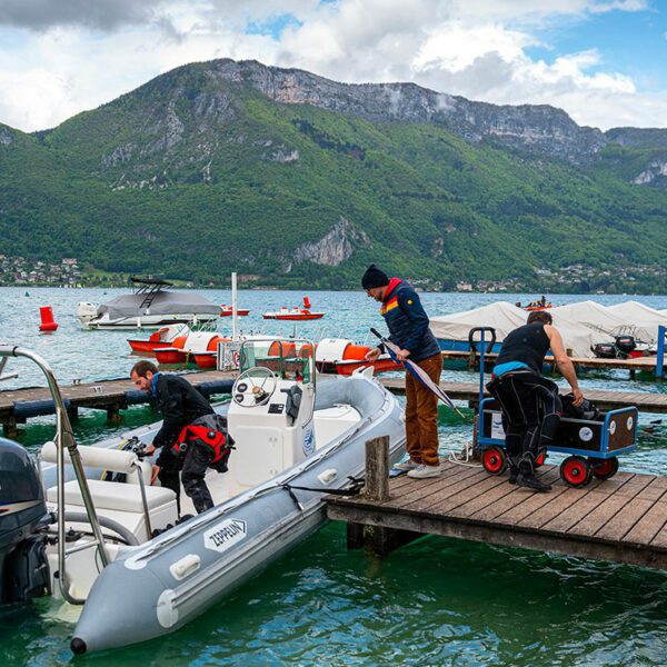 Bateau amarré à un ponton, préparant une plongée au lac d'Annecy