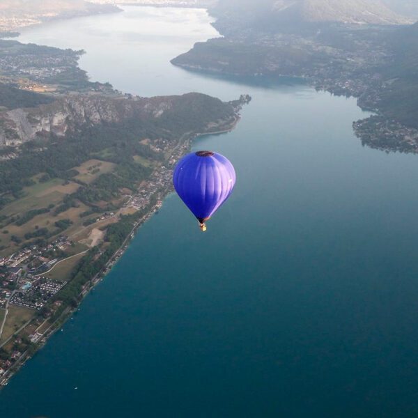 Vol au dessus du Lac d'Annecy à bord d'une montgolfière