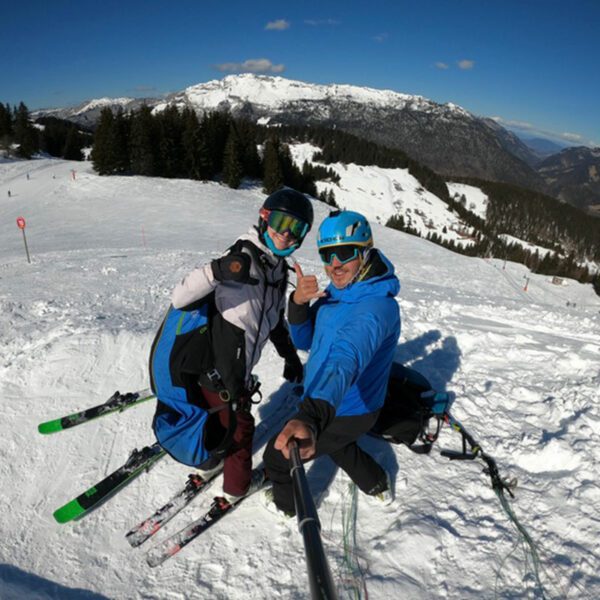 Décollage en parapente à ski, depuis le haut des pistes