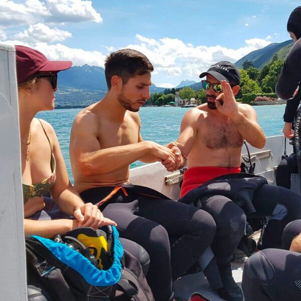 Groupe de plongeurs sur un bateau à Annecy