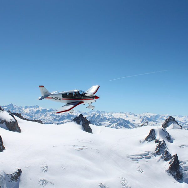 Vol en avion au-dessus des glaciers Chamonix annecy mont-blanc aravis