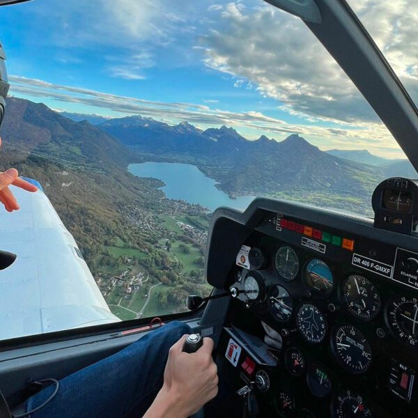 Vue du Lac d'Annecy depuis le cockpit d'un avion